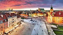 Varšava, královský hrad a staré město při západu slunce.