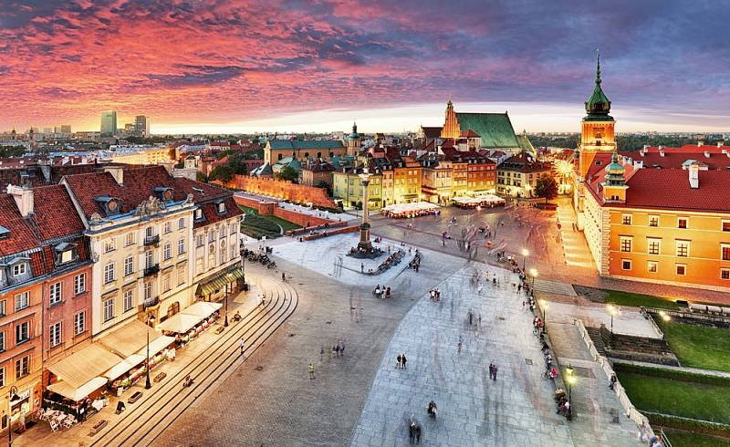 Varšava, královský hrad a staré město při západu slunce.