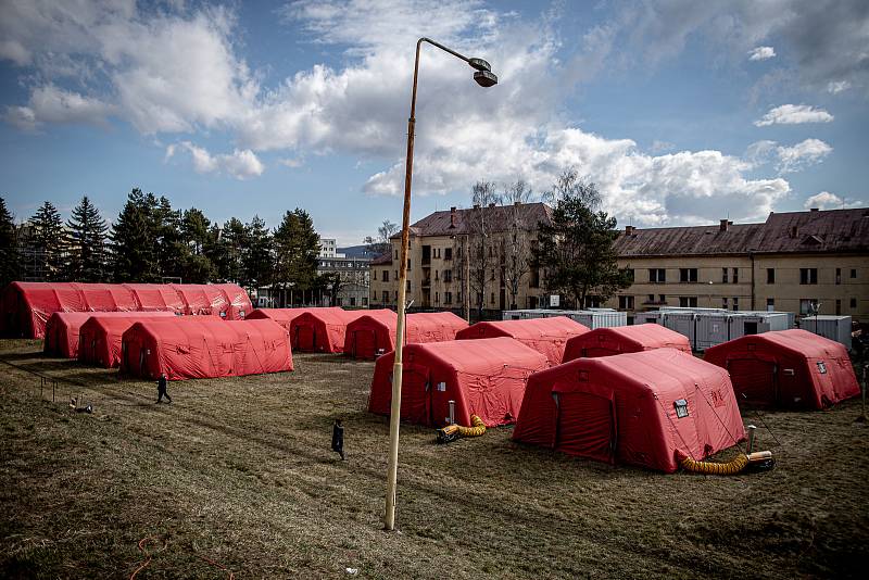 V areálu Záchranné brigády Hasičského a záchranného sboru (HaZZ) vznikl dočasný nouzový tábor, který je připravený pro lidi z Ukrajiny, 28. února 2022 v Humenném.