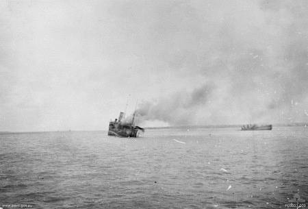 Tanker SS British Motorist začal po napadení letadlem japonského císařského námořnictva hořet a vrátil se do přístavu. Darwin, 19. února 1942