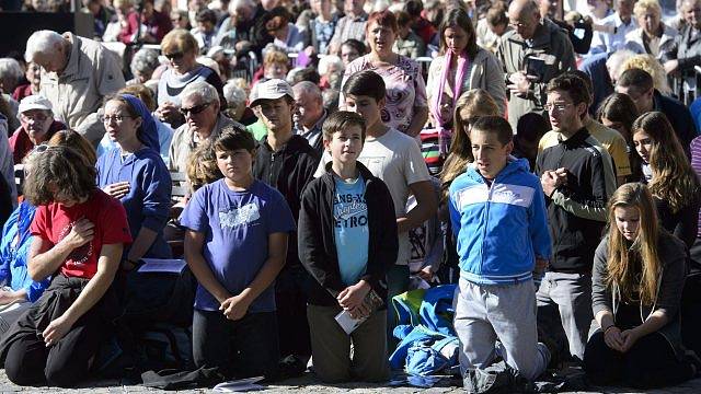 Zhruba 5500 lidí dnes dorazilo na Národní svatováclavskou pouť do Staré Boleslavi, kde byl před 1080 lety zavražděn kníže Václav. Odkaz světce a patrona země si připomněly davy poutníků na Mariánském náměstí při tradiční mši.