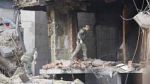 Ukrajinští vojáci v troskách budovy, kterou zasáhl raketový útok na Kyjev
