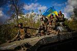 Ukrajinští vojáci na obrněném vozidle mezi městy Izjum a Lyman, 4. října 2022.