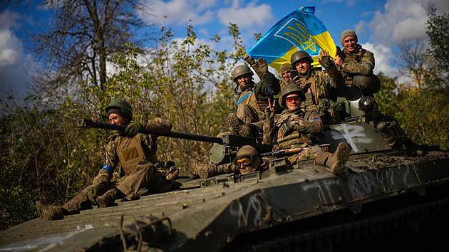 Ukrajinští vojáci na obrněném vozidle mezi městy Izjum a Lyman, 4. října 2022.