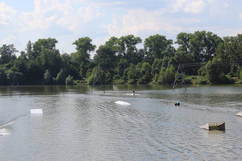 Wakeboarding získává v Česku stále více příznivců - Veselý vlek ve Veselé u Mnichova Hradiště na Mladoboleslavsku vznikl díky Ladislavu Laurynovi