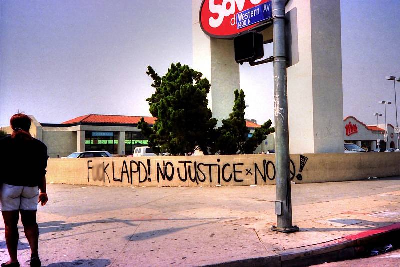 Kde není spravedlnost, tam není mír. Při nepokojích v Los Angeles před 30 lety vnímali zvláště Afroameričané policii v otázce rasismu spíše jako součást problému než jako instituci, která rasismus stíhá