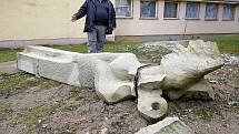 K poškození několika soch, které byly vystaveny v areálu Střední odborné školy ve Světlé nad Sázavou, došlo v noci. Jedná se o žulové a pískovcové sochy. Škoda se pohybuje v řádu několika set tisíc korun. Věc je v šetření policie.