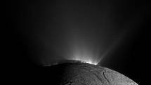 Povrch měsíce Enceladus, zachycený vesmírnou družicí NASA Cassini 30. listopadu 2010