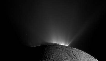 Povrch měsíce Enceladus, zachycený vesmírnou družicí NASA Cassini 30. listopadu 2010