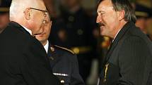 Antonín Panenka (vpravo) přebírá na fotografii medaili od prezidenta Václava Klause.