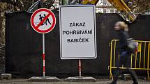 Na několika místech v Praze v okolí staveb se 11. března objevily nejspíše recesistické dopravní značky. Snímek je z Karlova náměstí.