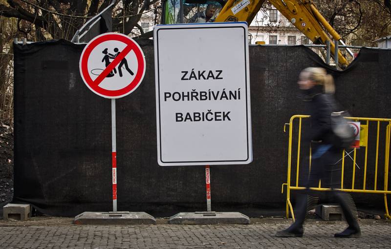 Na několika místech v Praze v okolí staveb se 11. března objevily nejspíše recesistické dopravní značky. Snímek je z Karlova náměstí.