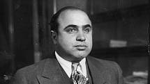 Al Capone v policejní služebně v Chicagu po zatčení na základě obvinění z potulky. Označen jako veřejný nepřítel číslo jedna