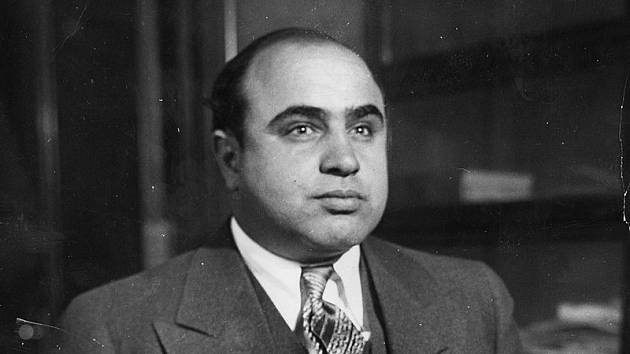 Al Capone v policejní služebně v Chicagu po zatčení na základě obvinění z potulky. Označen jako veřejný nepřítel číslo jedna