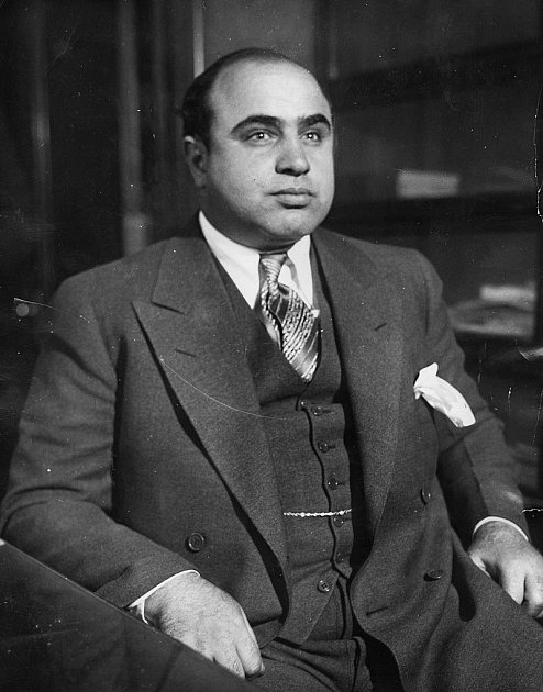 Al Capone v policejní služebně v Chicagu po zatčení na základě obvinění z potulky. Označen jako veřejný nepřítel číslo jedna
