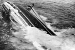 Pýcha italského loďství, parník Andrea Doria, potápějící se 26. července 1956 dopoledne do mořských hlubin. Autor fotografie Harry Trask za tento snímek získal prestižní Pulitzerovu cenu. Potopení parníku bylo dobře zkoumentováno.