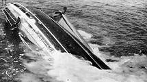 Pýcha italského loďstva, parník Andrea Doria, potápějící se 26. července 1956 dopoledne do mořských hlubin. Autor fotografie Harry Trask za tento snímek získal prestižní Pulitzerovu cenu. Potopení parníku bylo dobře zkoumentováno.