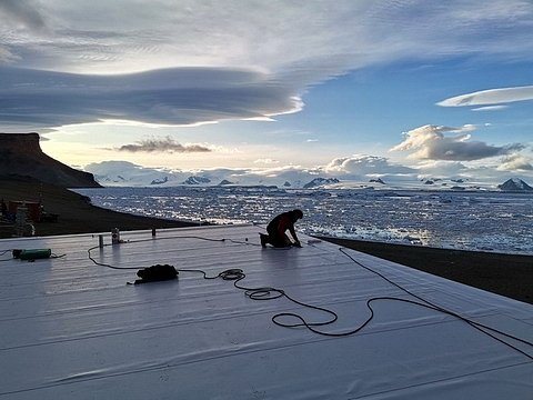 Začátek opravy střechy hlavní budovy české vědecké stanice Johanna Gregora Mendela na Antarktidě
