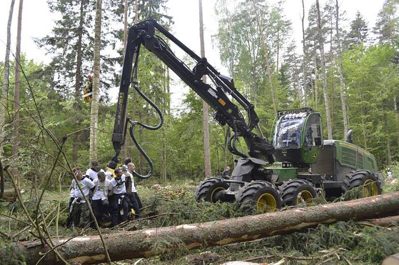 Proti kácení posledního zbytku původního evropského pralesa protestovaly stovky aktivistů