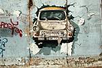Trabant na pozůstatcích Berlínské zdi.