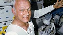 Astronaut Bruce McCandless, který jako první astronaut na světě letěl nepřipoutaný vedle kosmické lodi.