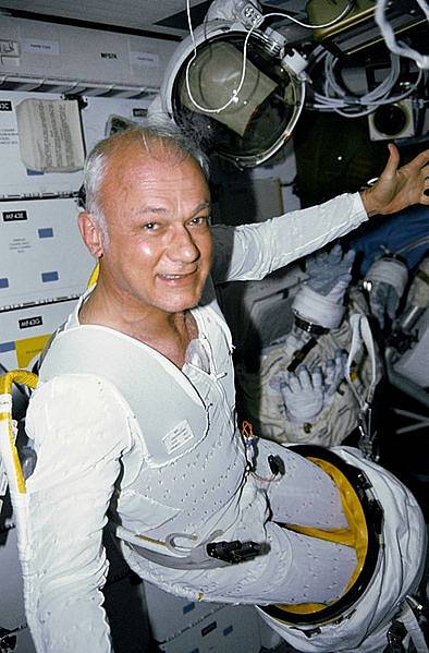 Astronaut Bruce McCandless, který jako první astronaut na světě letěl nepřipoutaný vedle kosmické lodi.