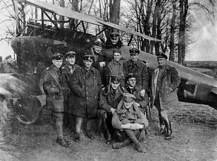 Letci z německé Jasty 11. Velel jí Manfred von Richthofen (v letounu), přezdívaný Rudý baron. Členem letky byl jeho mladší bratr, letecké eso Lothar von Richthofen (sedí na zemi).