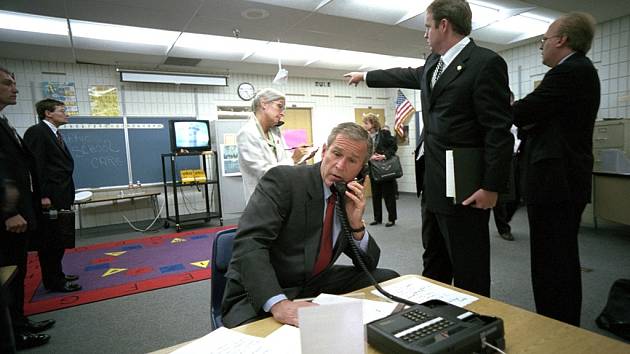 Tehdejší prezident USA George W. Bush je informován o průběhu událostí 11. září 2001.