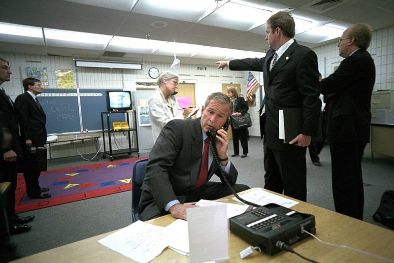 Tehdejší prezident USA George W. Bush je informován o průběhu událostí 11. září 2001.