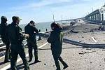 Ruští vyšetřovatelé na výbuchem poškozeném Kerčském mostě, který spojuje Rusko s Krymským poloostrovem, 8. října 2022