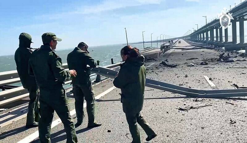 Ruští vyšetřovatelé na výbuchem poškozeném Kerčském mostě, který spojuje Rusko s Krymským poloostrovem, 8. října 2022
