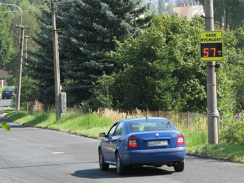 Uberte rychlost! K tomu vybízí řidiče nově instalovaný radarový měřič v Lesní ulici v Chodově na Sokolovsku. Kdo byl zvyklý nechávat z kopce svoje auto rozjíždět, nyní bude muset šlapat na brzdu. Pokud ne, radar zdůrazní jeho aktuální rychlost.