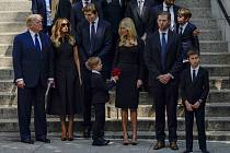 Pohřeb Ivany Trumpové. Na snímku její rodina 20. července 2022 v New Yorku