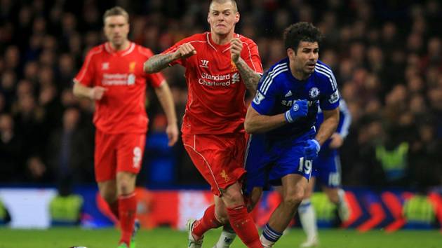 Diego Costa z Chelsea (vpravo) a Martin Škrtel z Liverpoolu.