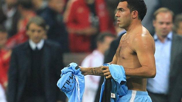 Fotbalista Manchesteru City Carlos Tévez opouští hřiště v duelu s Bayernem Mnichov.