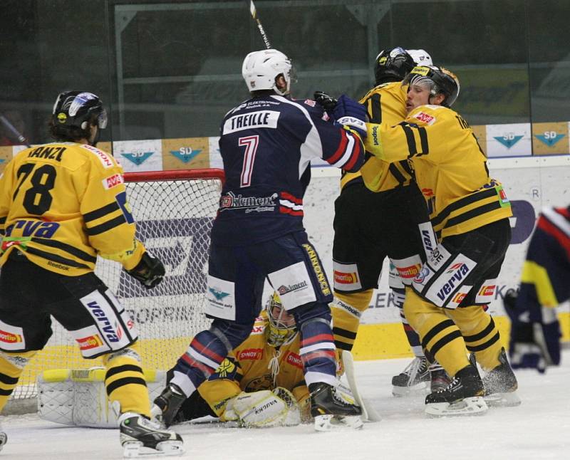 Hokejisté Chomutova prohráli ve 26. kole v derby s Litvínovem 1:2 a připsali si už pátou porážku za sebou. Místo trenéra Jiří Doležala, který byl v pondělí odvolán, vedl Piráty dosavadní asistent Mikuláš Antonik. 