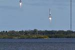 Start rakety Falcon Heavy. Dva stupně přistály zpět na základně na Floridě, třetí se zřítil do moře.