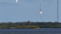 Start rakety Falcon Heavy. Dva stupně přistály zpět na základně na Floridě, třetí se zřítil do moře.