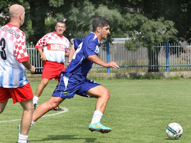 Martin Fenin (v modrém) během zápasu oslav 70 let Jisky Velké Březno.