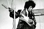 Legendární hudebník Jimi Hendrix při vystoupení ve Švédsku v roce 1967.
