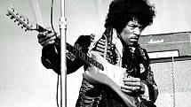 Legendární hudebník Jimi Hendrix při vystoupení ve Švédsku v roce 1967.