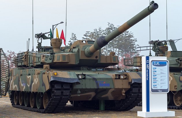 Jihokorejský tanků K2 Black Panther Polsko objednalo neuvěřitelných tisíc kusů (dvě stě z Koreje, osm set vyrobí samy polské zbrojovky v licenci), okrajově se o něm uvažuje i u nás
