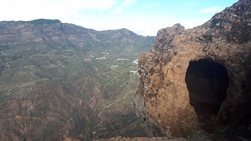 Gran Canaria. Jeskyně u skály Bentayga, kde v minulosti probíhaly obětní obřady.