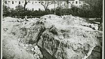 Protiletecký kryt na Karlově náměstí, poničený leteckou pumou, která na něj dopadla při náletu 14. února 1945
