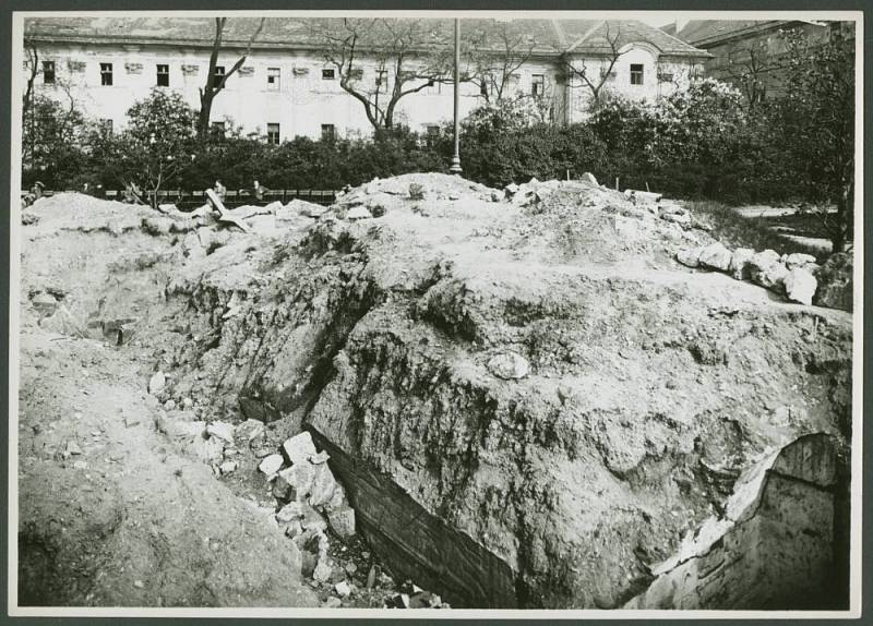 Protiletecký kryt na Karlově náměstí, poničený leteckou pumou, která na něj dopadla při náletu 14. února 1945