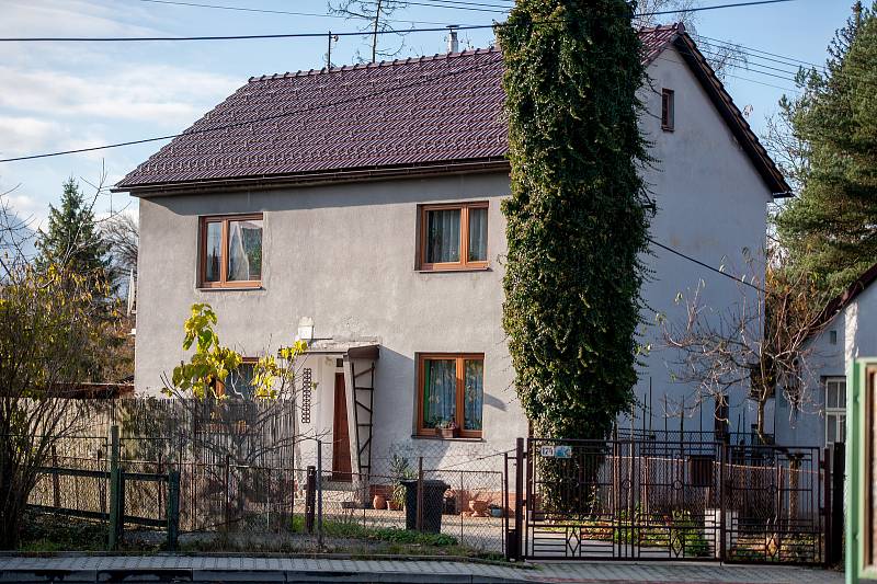 Rodinný dům, kde bydlí Petr Valouch, který se vyjadřoval nevhodně ("Tam by sednul granát jako prdel na prýnko !!") v kauze prvňácči v Teplické ZŠ, snímek z 14. listopadu 2017 v Brušpěrku.