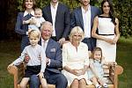 Britský princ Charles (v popředí) se svou manželkou Camillou a vnoučaty princem Georgem a princeznou Charlotte. V horní řadě stojí za ním jeho syn William s manželkou Kate a vnoučetem Louisem a na pravé straně syn Harry s manželkou Meghan.