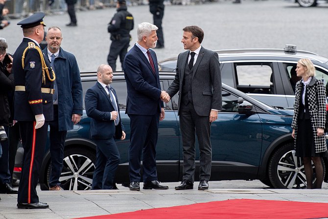 Prezident Petr Pavel (vlevo) přivítal francouzského prezidenta Emmanuela Macrona na Pražském hradě, 5. března 2024, Praha