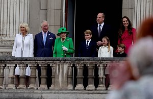 Britská královská rodina při oslavách 70 let panování Alžběty II.