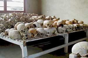 Lebky obětí genocidy ve Rwandě.
